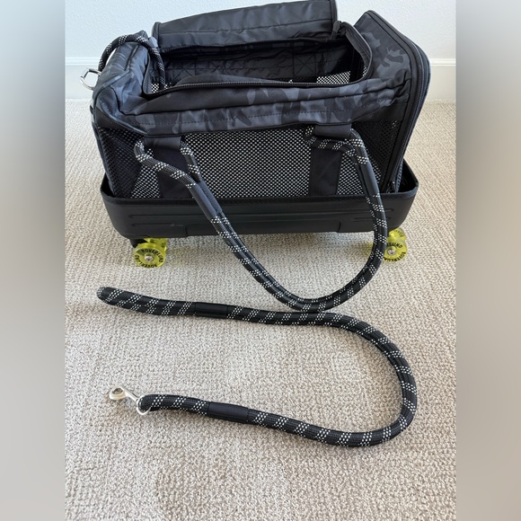 OUT-OF-OFFICE PET CARRIER PRO EDITION with Base Included! - Picture 11 of 13